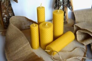 Bijenwas stompkaars, ongeparfumeerd en duurzaam, ideaal voor een natuurlijke sfeer in huis. Perfect als decoratie en woonaccessoire, een prachtige toevoeging aan je woonhuisaccessoires voor een warme en gezellige ambiance.