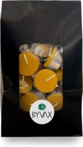 Set van 48 bijenwas waxinelichtjes, gemaakt van 100% zuivere bijenwas. Milieuvriendelijke en duurzame kaarsen, ideaal voor sfeervolle decoratie in huis. Een stijlvolle en natuurlijke toevoeging aan je woonaccessoires en woonhuisaccessoires