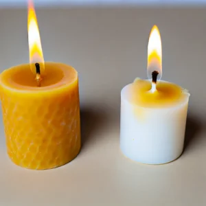 Bijenwas kaarsen op een houten bord, woonhuisaccessoires
