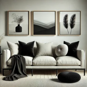 Set zwarte kussens met een minimalistisch ontwerp, geplaatst op een moderne, lichte bank in een eigentijdse woonkamer, een elegante toevoeging aan woondecoratie en woonhuisaccessoires.
