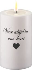 Deluxe Homeart gedenkkaars met LED-lamp en de tekst "Voor Altijd in Ons Hart", witte kaars met een afmeting van Ø 7,5 x 15 cm, ideaal als rouw- en herdenkingscadeau voor dierbaren.