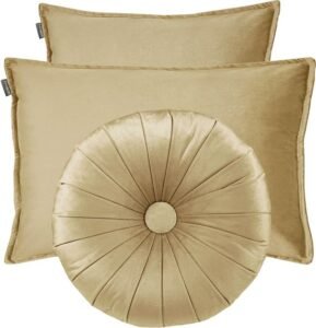 HOOMstyle Kiki sierkussenset van 3 stuks in haver en goud, ideaal voor woon decoratie en als woonhuisaccessoires. Deze sierkussens zijn perfecte woon accessoires voor elke kamer.