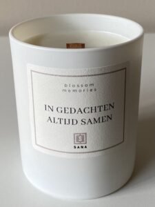 Herdenkingskaars in wit met de tekst "In Gedachten Altijd Samen", Woodwick-lont met een brandduur van 45 uur, ideaal als rouw- en troostcadeau, perfect voor herdenkingen en als sfeervol woonaccessoire in huis.