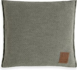 Knit Factory Jesse sierkussen in Urban Green, vierkant 50 x 50 cm, inclusief kussenvulling, ideaal voor sfeervolle woondecoratie, woonhuisaccessoires, en als sierkussen op de bank.