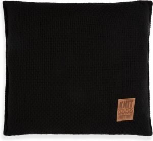 Knit Factory Jesse sierkussen in zwart, ideaal voor woon decoratie en als woonhuisaccessoires. Dit sierkussen is een perfect woon accessoire voor elke kamer.