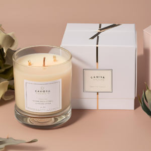 Geurkaarsen als woonhuis accessoires en decoratie, perfect voor het creëren van een warme en uitnodigende sfeer in elke ruimte. De kaarsen zijn omringd door stijlvolle woonhuis decoratie, wat bijdraagt aan een harmonieus en gezellig interieur, ideaal voor ontspanning en ambiance
