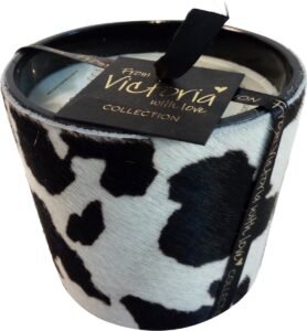 Victoria with Love Zebra Luxe Kaars met etherische geuren, zebra-print op echte koeienhuid, 40 branduren. Perfect als stijlvol woonaccessoire en decoratiestuk voor in de woonkamer, slaapkamer of badkamer. Luxe kaars met unieke vormgeving voor een elegante toevoeging aan je interieur.