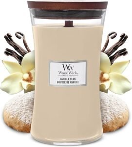 WoodWick Hourglass geurkaars met knisperend lont, vanille geur en een brandtijd van 60 uur. Stijlvol woonaccessoire voor een gezellige sfeer in de woonkamer, slaapkamer of badkamer. Luxe decoratiestuk met unieke geluidservaring en ontspannende geur.