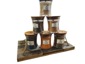 WoodWick Hourglass mini geurkaarsen geschenkset met 6 variërende geuren, inclusief decoratief houten plateau. Perfect als luxe woonaccessoire en decoratie voor in huis. Een stijlvolle toevoeging aan je woonhuisaccessoires, ideaal als cadeau voor Valentijnsdag, Moederdag, of andere speciale gelegenheden.