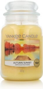 De "Autumn Sunset" geurkaars van Yankee Candle, in een grote glazen pot van 623 gram, biedt tot wel 150 uur brandtijd. Deze populaire geurkaars heeft een warme, herfstachtige geur met noten van kaneel, gember en sandelhout, perfect om een gezellige en ontspannen sfeer te creëren in je huis. De grote Yankee Candle is ideaal als woonaccessoire en decoratiestuk voor woonkamers, slaapkamers, of badkamers. Deze geurkaars is gemaakt van hoogwaardige paraffinewas, wat zorgt voor een lange, gelijkmatige brandtijd. Perfect voor liefhebbers van stijlvolle en functionele woondecoratie.