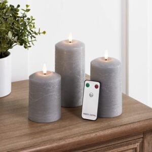 Led kaarsen set 3, Een mooi gerangschikte LED-kaarsen set in een gezellige, moderne woonkamer. De kaarsen stralen een zachte, warme gloed uit en vormen de perfecte aanvulling op woonhuis accessoires en decoratie.