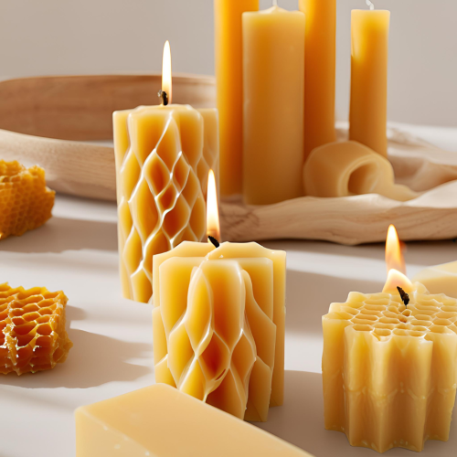 Bijenwas kaarsen op een houten bord, woonhuisaccessoires Bijenwas kaarsen op een houten bord, woonhuisaccessoires